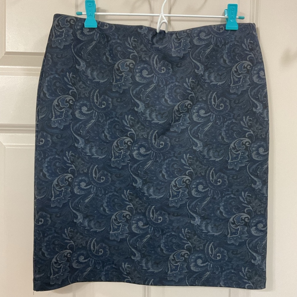 Jules & Leopoldo Black and Blue Floral Skirt. Size: Medium. Very good.